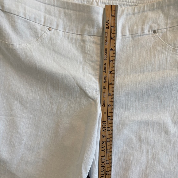 Ruby Rd. White Stretch Bermuda Shorts Size 18 - Picture 5 of 11
